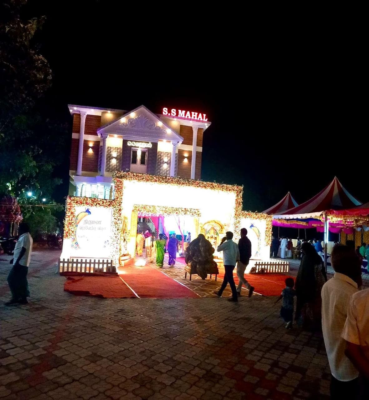 Evening entrance with guests at S.S Mahal