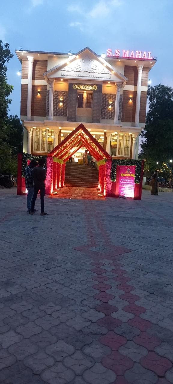 Facade and red arch at S.S Mahal