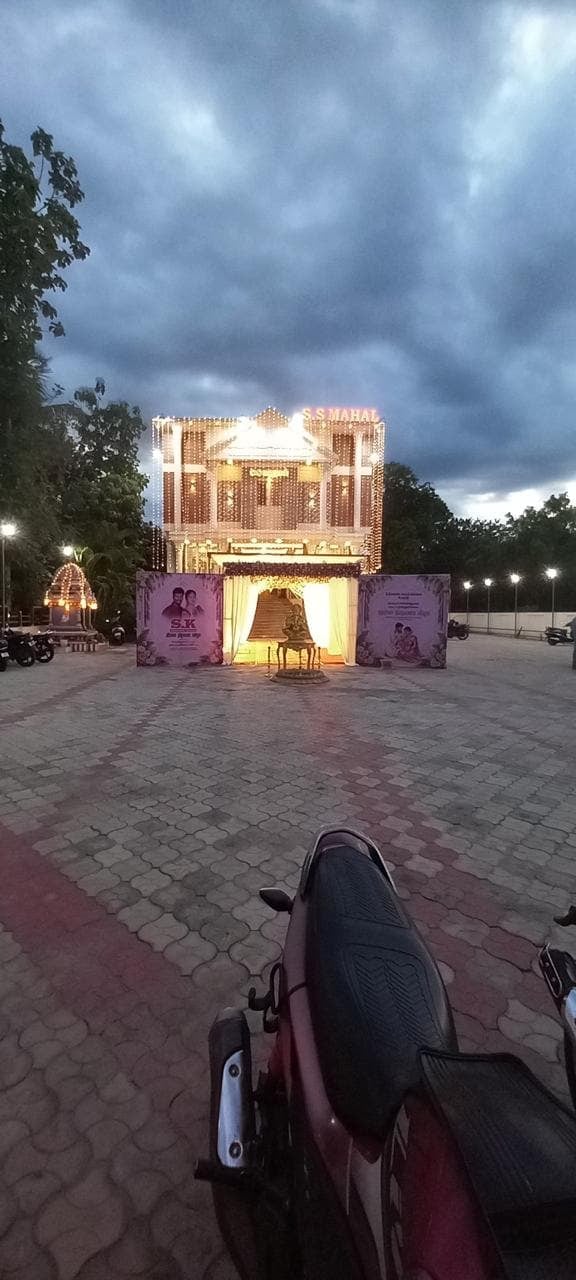Evening at the car park at S.S Mahal
