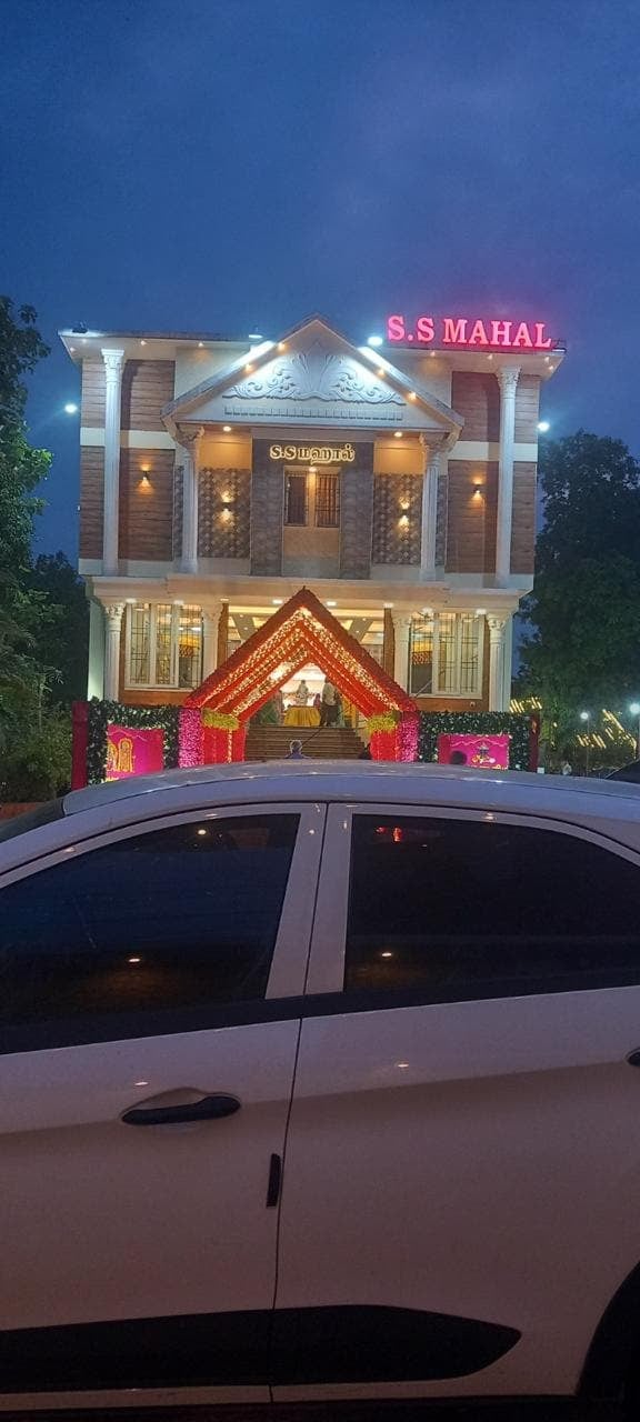 Evening at the gate at S.S Mahal