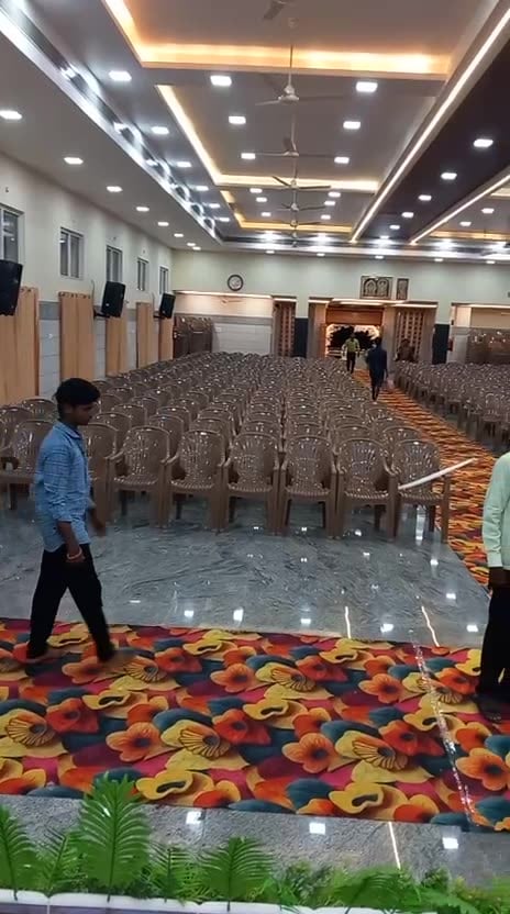 Video: the banquet hall being set up